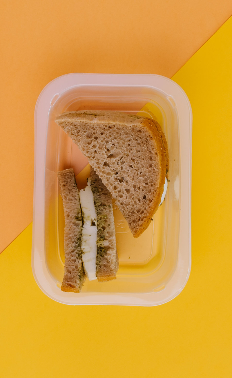 Kanapka z mozzarellą i pesto bazyliowym