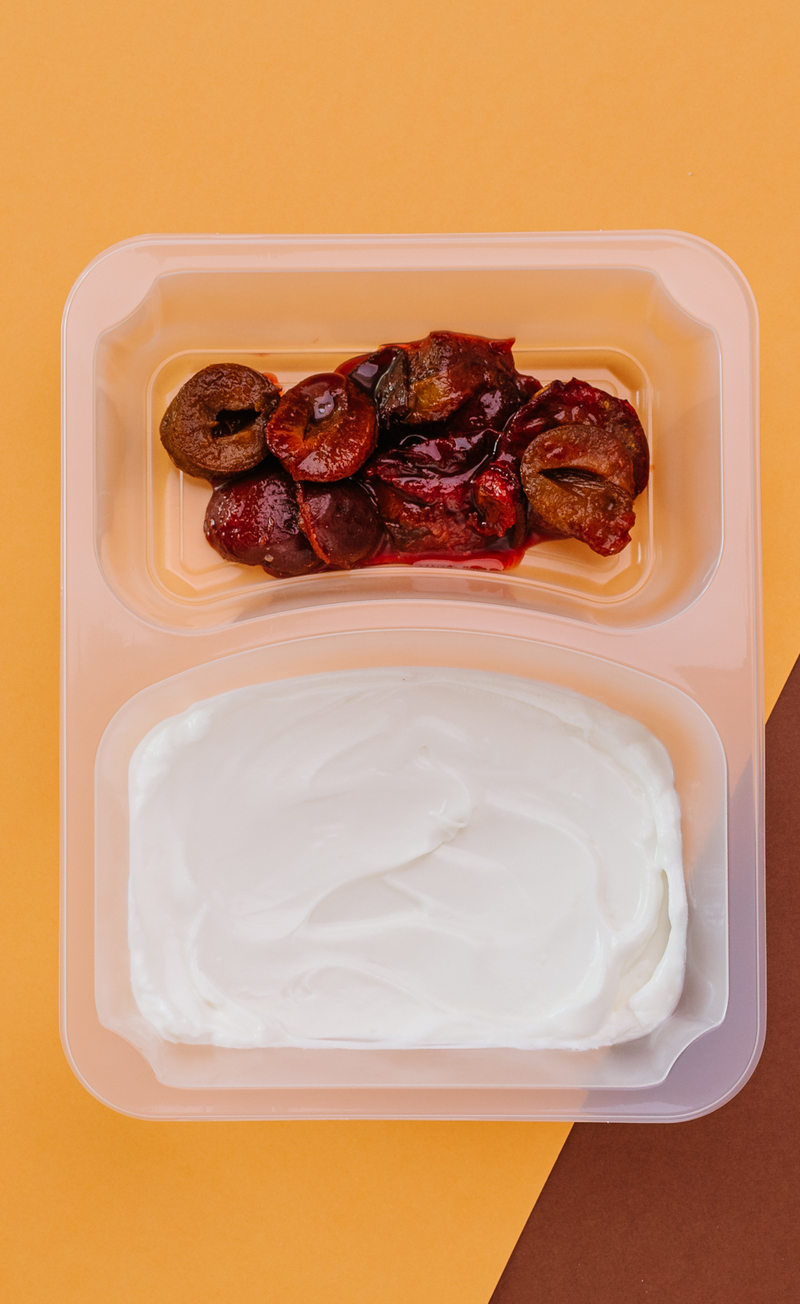 Jogurt ze śliwkami w cynamonie