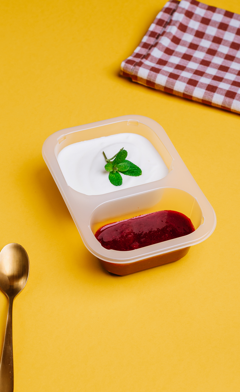 Jogurt chałwowy z konfiturą wiśniową