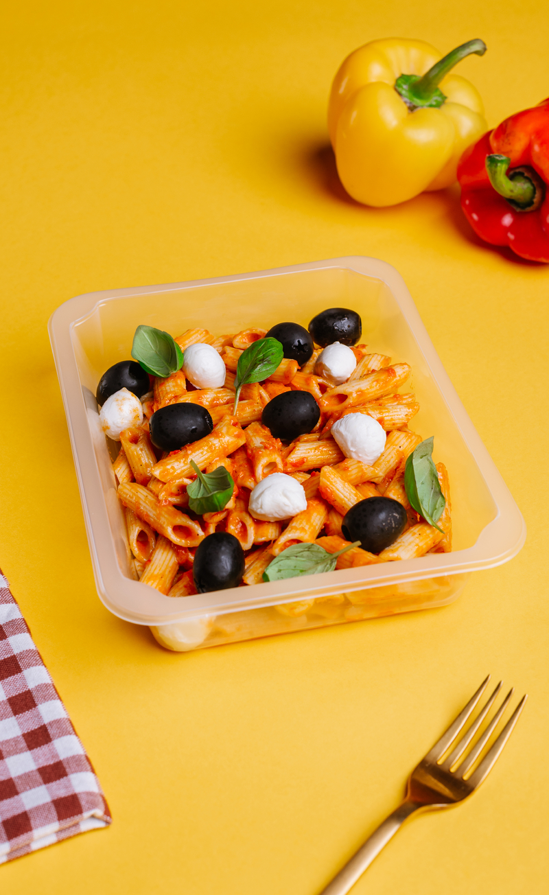 Penne w sosie paprykowym z mini mozzarellą i oliwkami