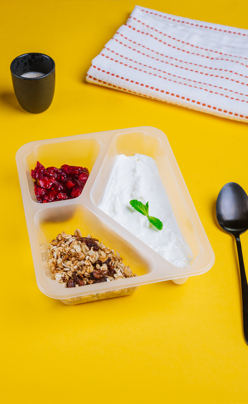 Granola bakaliowa z jogurtem i wiśniami