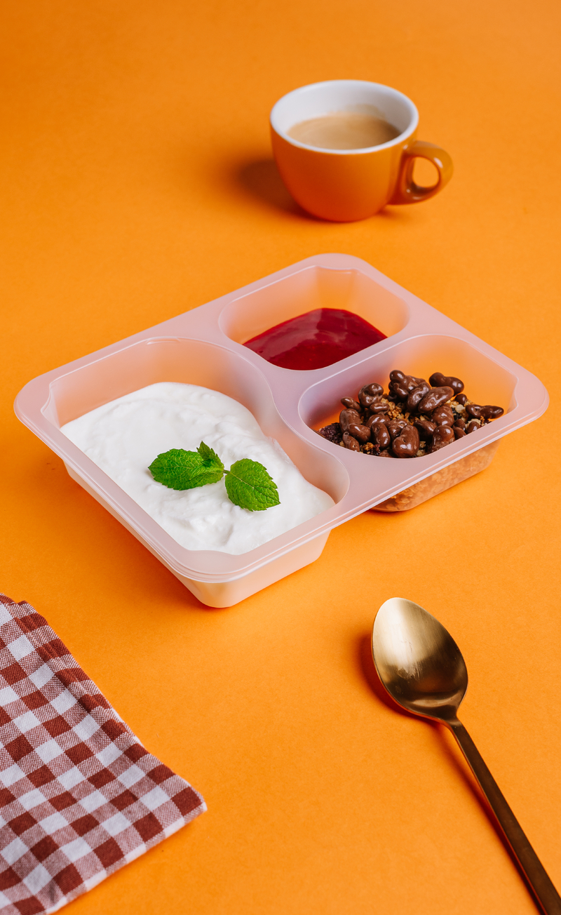 Granola z rodzynkami w czekoladzie z jogurtem naturalnym i musem malinowym