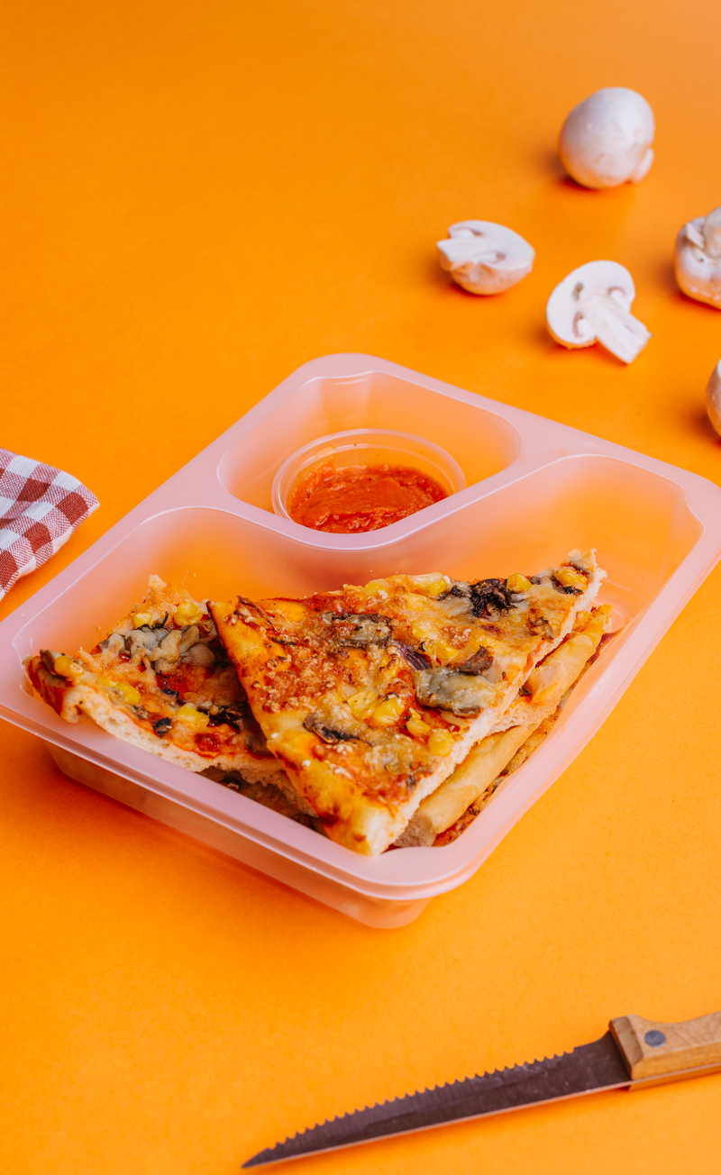 Pizza z pieczarkami, cebulą i kukurydzą