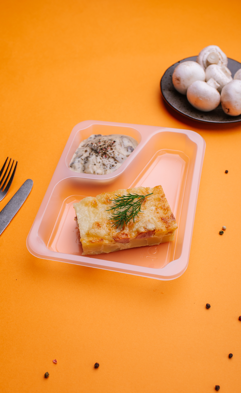 Zapiekanka ziemniaczana z kiełbasą i sosem pieczarkowym