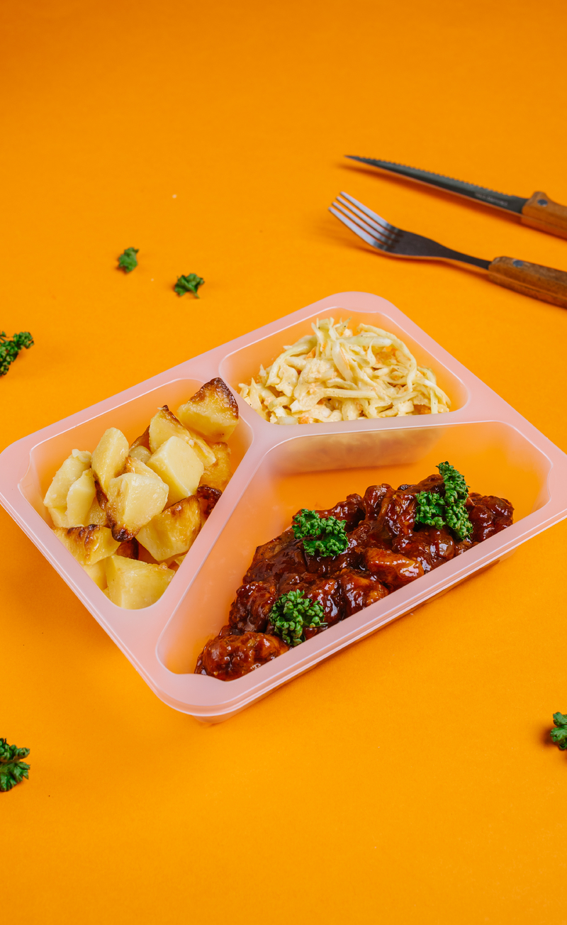 Udka kurczaka BBQ z ziemniakami i colesławem