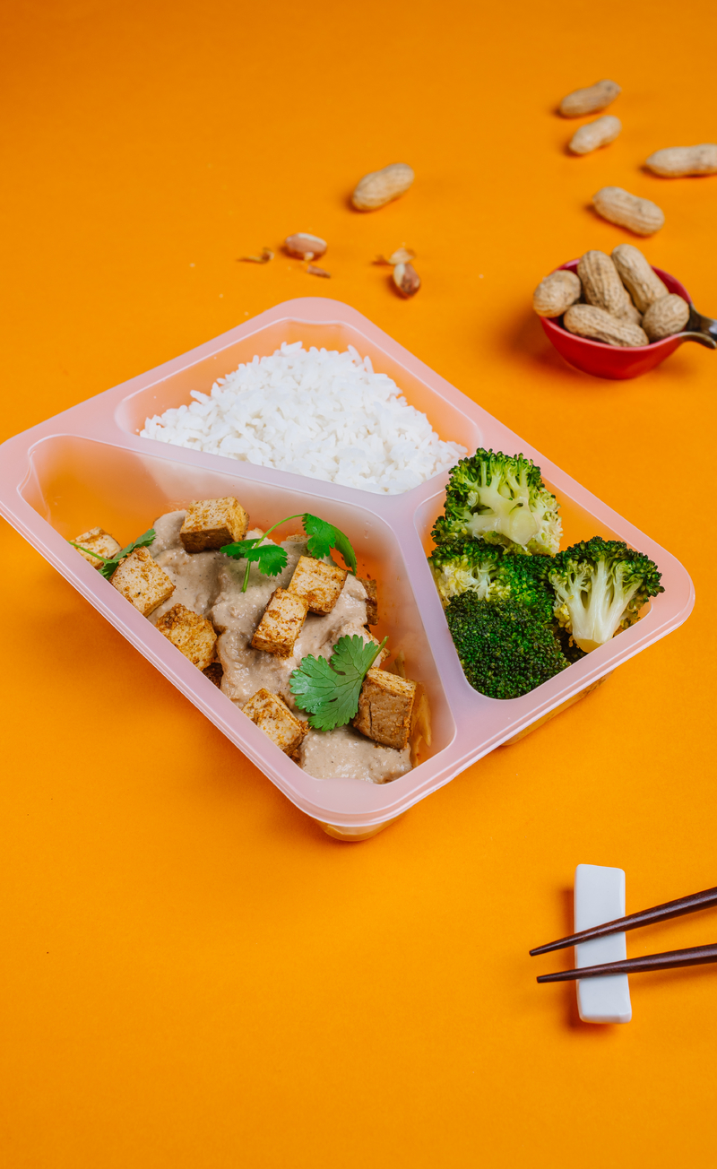 Tofu w sosie orzechowym z ryżem i brokułami