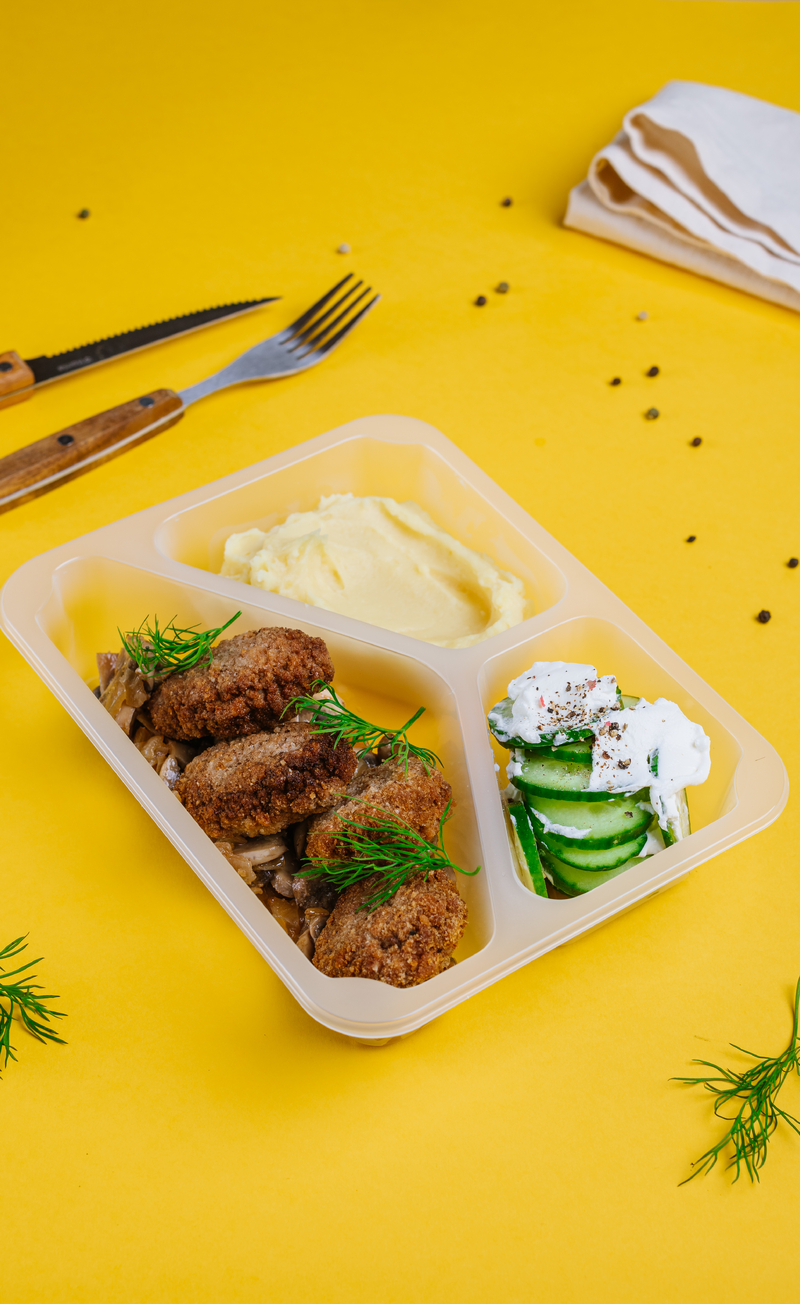 Mielone z pieczarkami, puree ziemniaczanym i mizerią