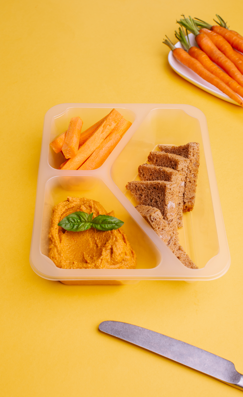 Hummus paprykowy z chlebem razowym i słupkami marchewki