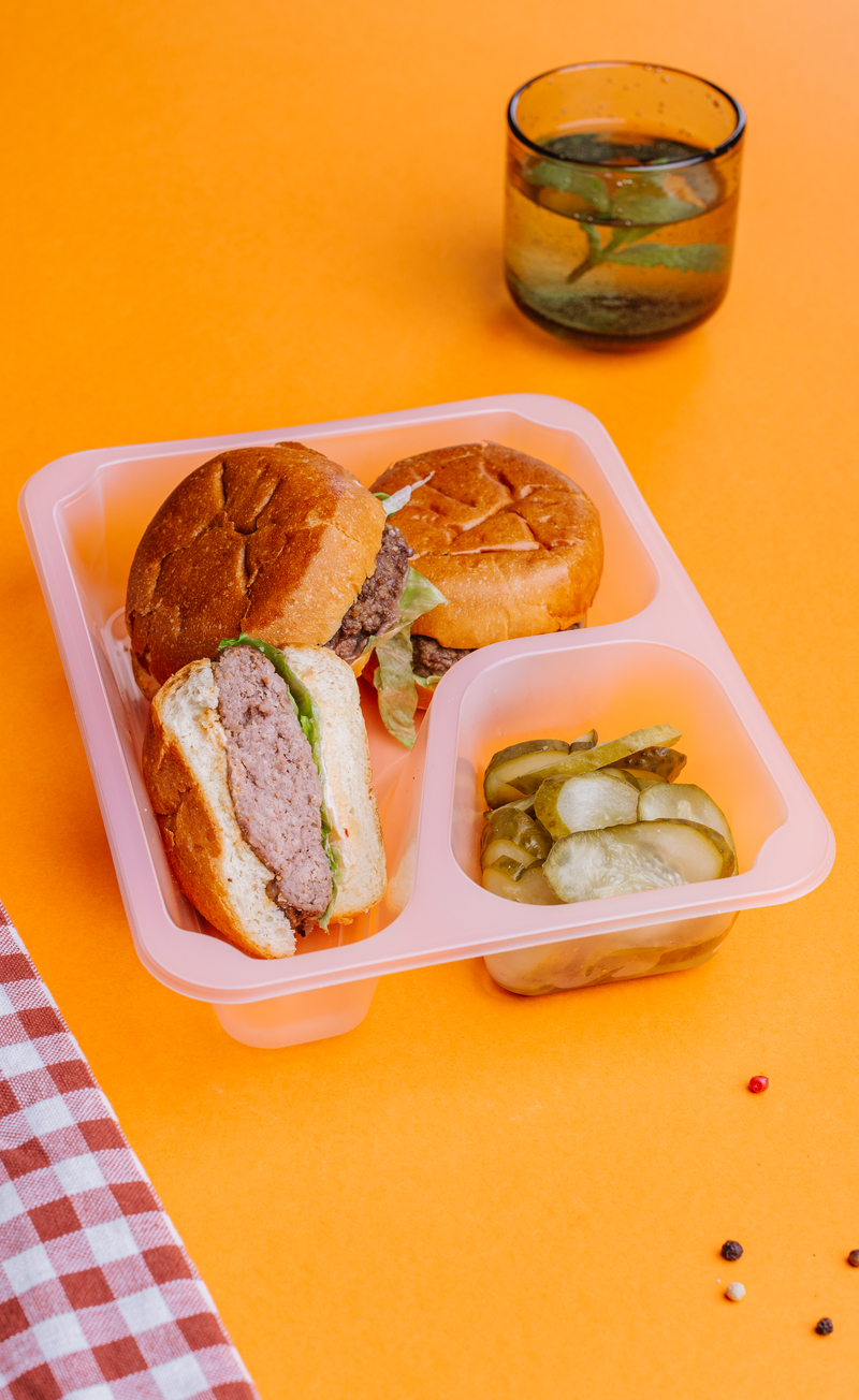 Burger wołowy z pikantnym sosem i piklami