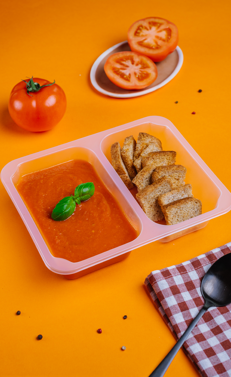 Zupa pomidorowa z bazylią i czosnkową grzanką