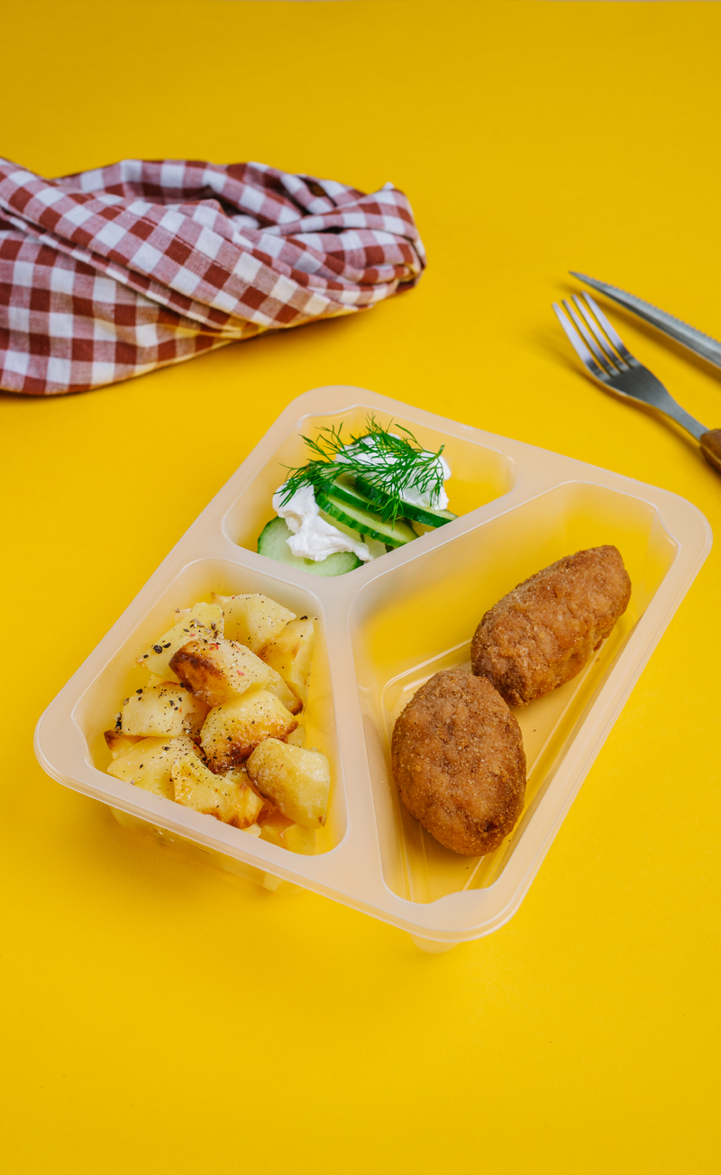 Kotlet de vollaie z ziemniakami i mizerią