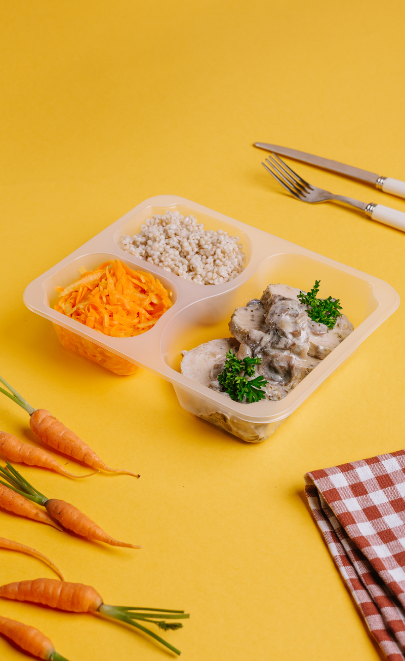 Schab w sosie pieczarkowym z kaszą jęczmienną i surówką z marchewki