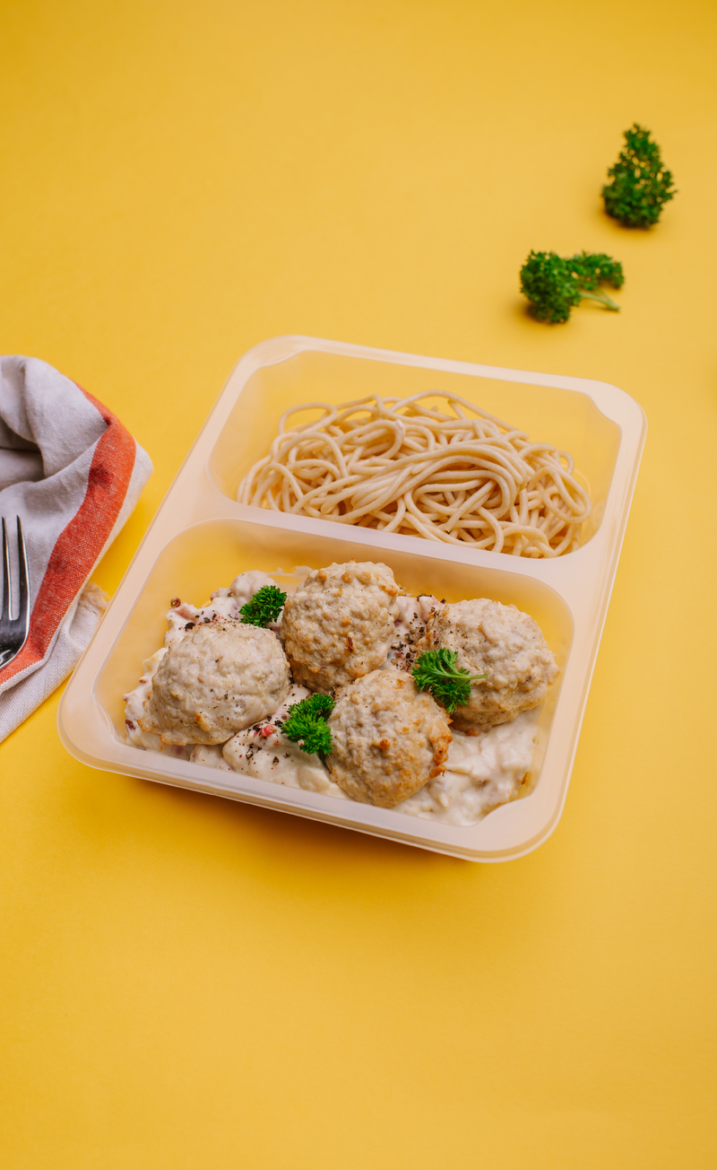 Pulpety drobiowe w sosie carbonara z makaronem