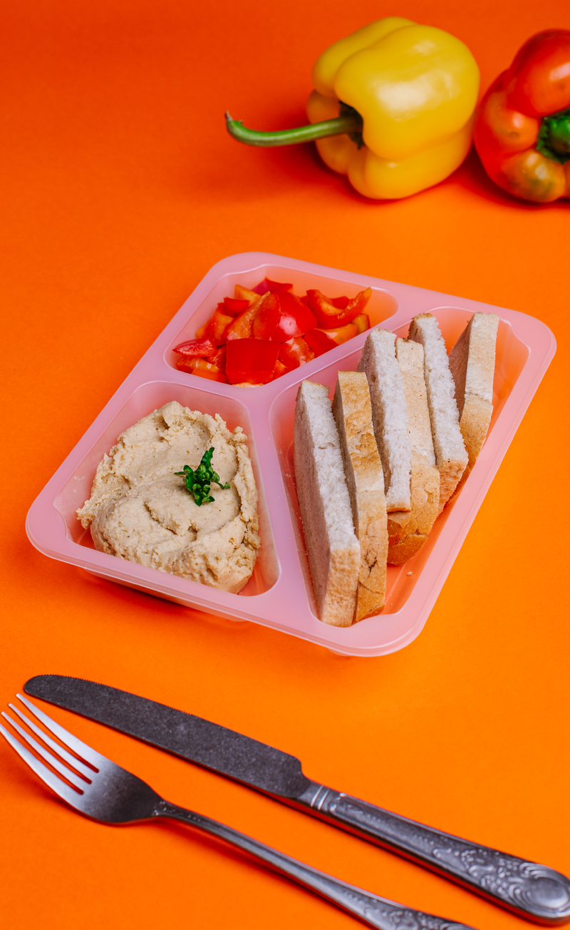 Hummus z chlebem i papryką