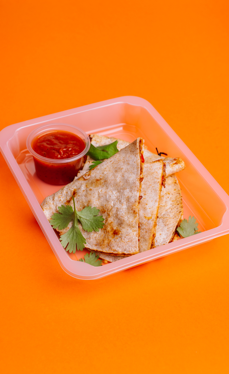 Quesadilla z szarpanym indykiem, sosem BBQ i cheddarem