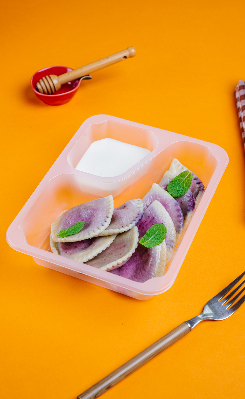 Pierogi z jagodami i jogurtem miodowym