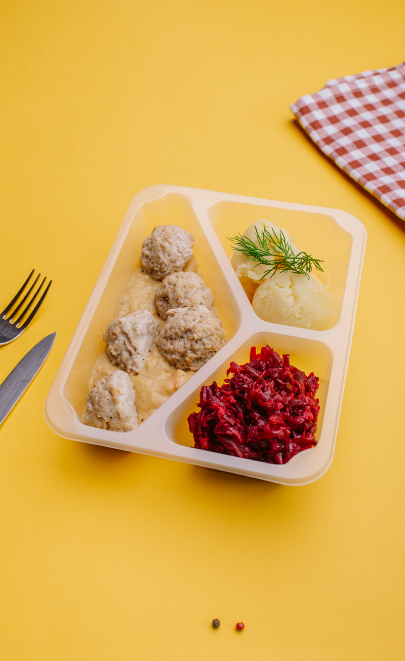 Pulpety z indyka w sosie pieczeniowym z puree i buraczkami