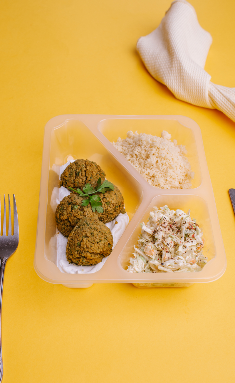 Falafele z kaszą kuskus i colesławem