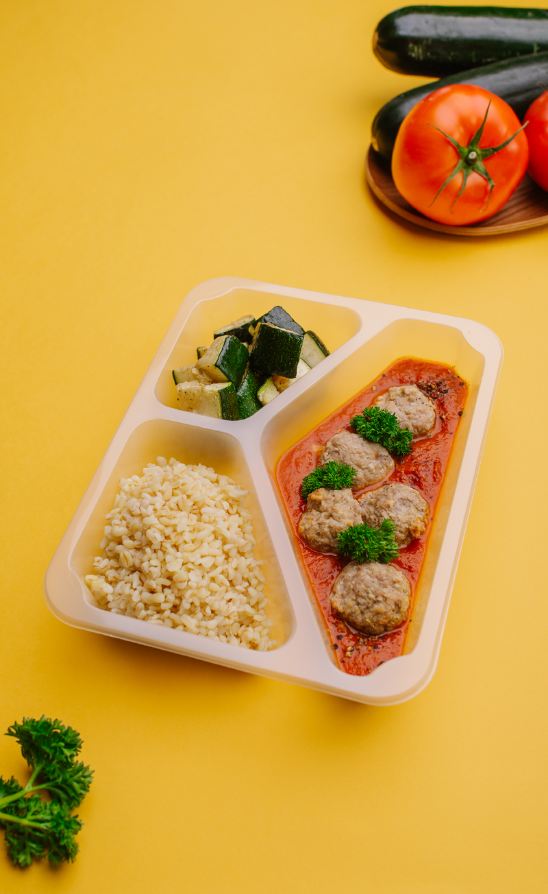 Pulpety w sosie pomidorowym z pieczoną cukinią i kaszą bulgur