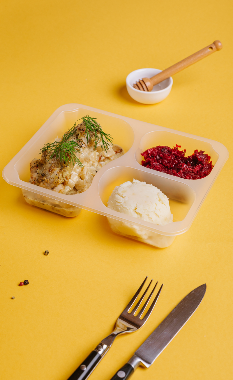 Musztardowo-miodowe udka kurczaka z puree ziemniaczanym i buraczkami