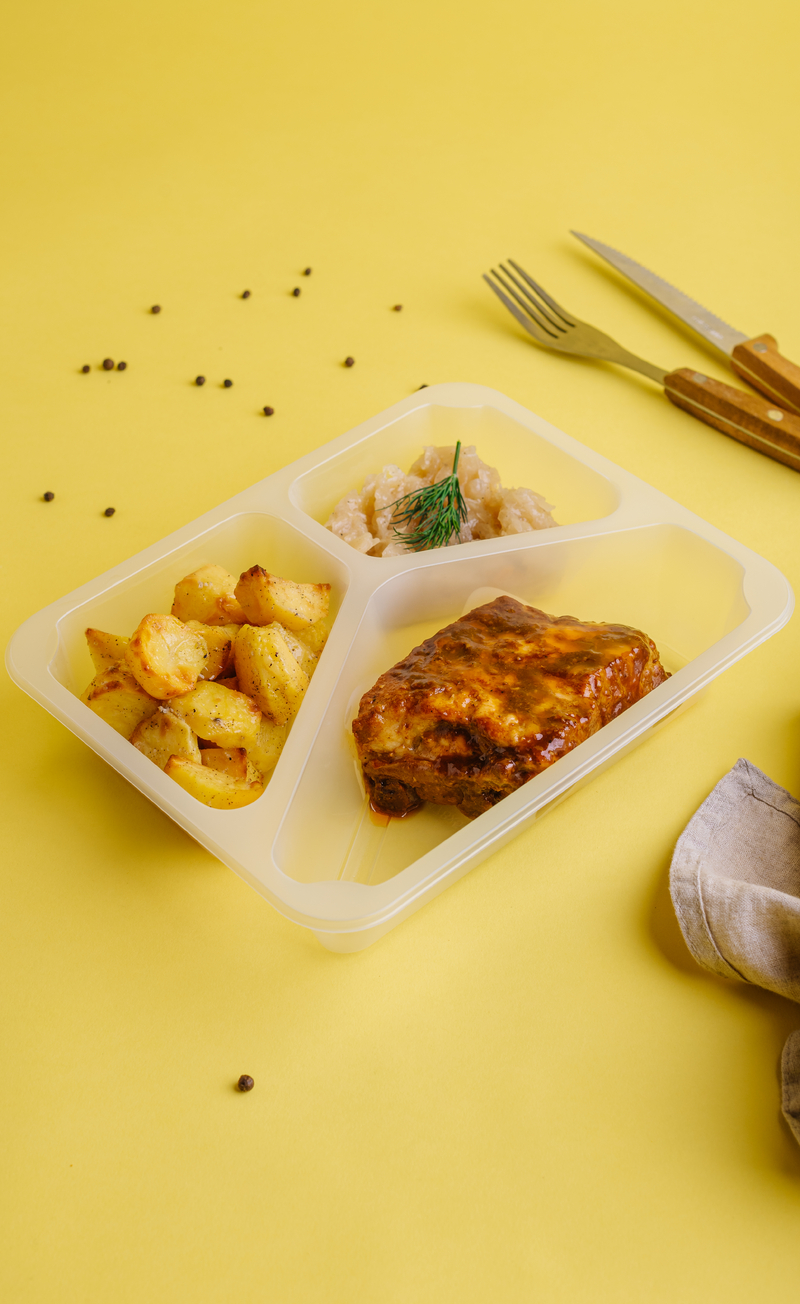 Żeberka pieczone w sosie BBQ z ziemniakami i kapustą zasmażaną