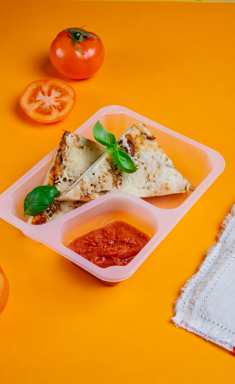 Pizza wiejska z kiełbasą i cebulą